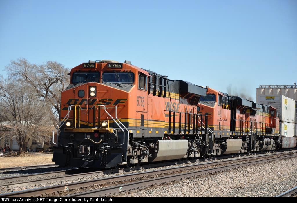 Westbound intermodal comes around the curve